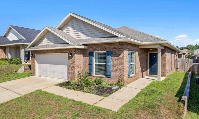 Milton House | Large Comfy Home, Close to Beach, Breakfast Included