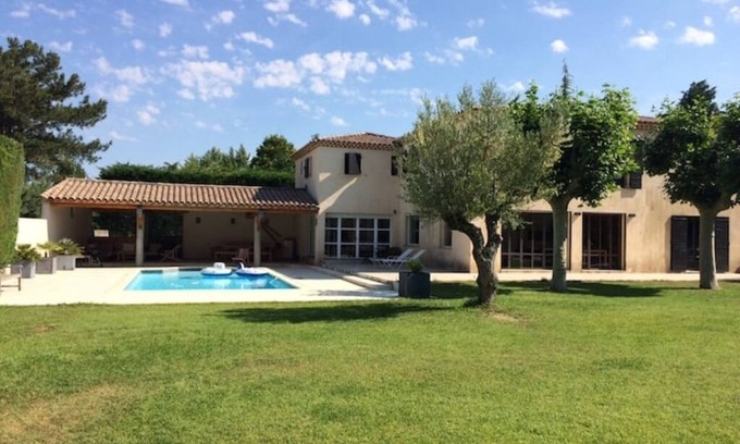 Bouc-Bel-Air Villa | Large contemporary house south of Aix en Provence,