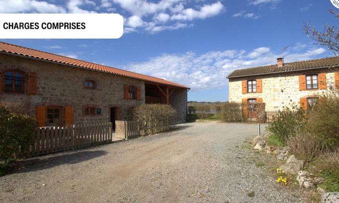 Les Salles Cottage | Large cottage for 15 people with pets allowed and Wi-Fi
