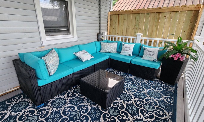 Shelby Park House | Large Eclectic 4-bed Newly Renovated House Plenty Street Parking by Shelby Park