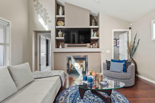 Calgary House | Large Family 4 BR Entire Home w Kid's Play Tent! By Airport - FREE Banff Pass, Wine, Gym, Netflix, BBQ!