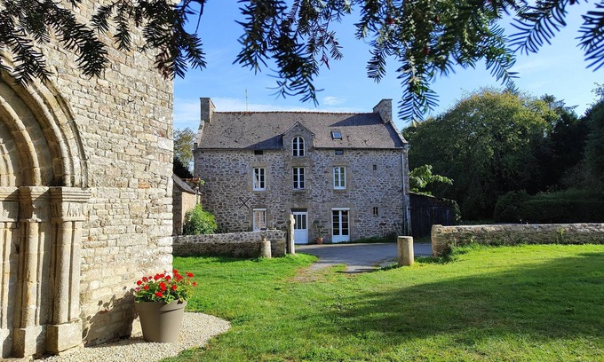 Saint-Lormel Cottage | Large family home near the beach