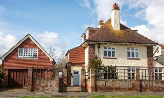 Frinton-on-Sea House | Large family home, great facilities, near Frinton beach