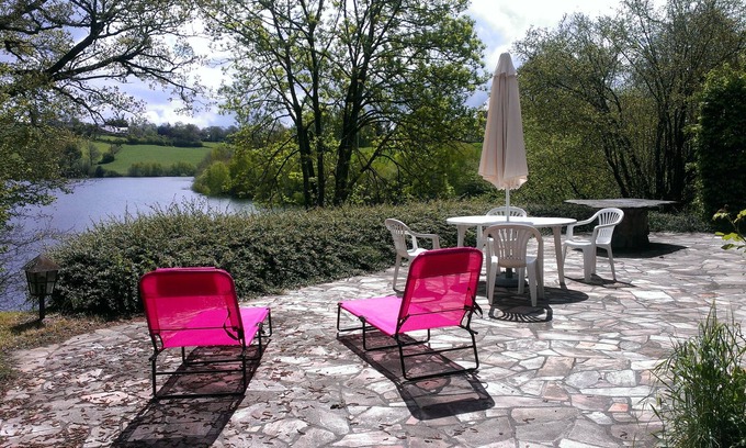 Arvieu House | Large family home on the shore of Lake Pareloup