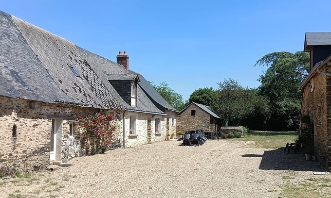 Champigne Cottage | Large farmhouse, north of Angers, 13 bedrooms with swimming pool, 2 minutes from Les Briottières