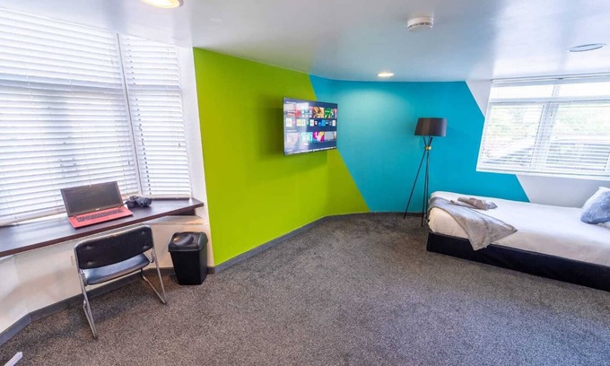 Selly Oak Apartment | Large ground floor studio right by UOB and QE!
