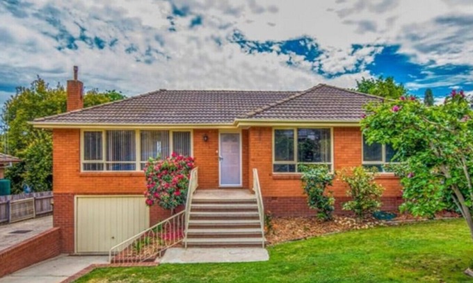 Hackett House | Large Happy 5 Bedroom Home @ Hackett!