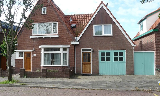 Egmond aan Zee House | Large holiday home with large garden (6 bedrooms - 12 people) near the beach.