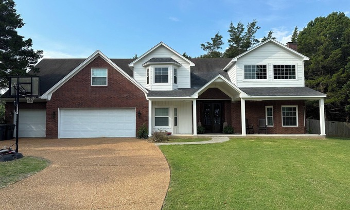 Oxford House | Large home in quiet neighborhood 5 minutes from Campus!