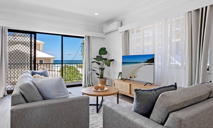 Mermaid Beach House | Large Home with Ocean Views on Mermaid Beach