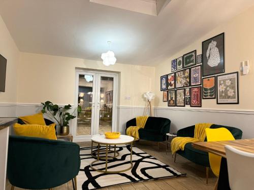 Nottingham House | Large House for 21 - Nottingham City