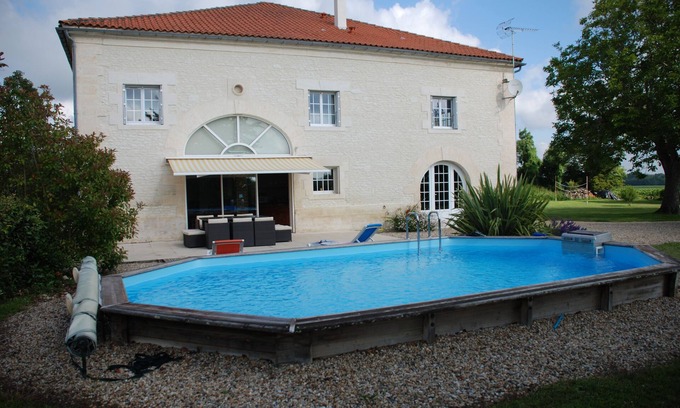 Saint-Ciers-du-Taillon Villa | Large luxury Villa located in beautiful countryside close to shops