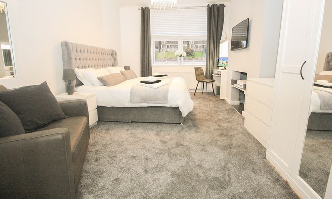 Colchester Apartment | Large luxury apartment 150m from town centre and castle