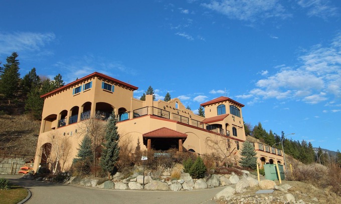 Central Okanagan House | Large Mansion great for events - Sleeps 28 - Private Theatre - Private Hot Tub