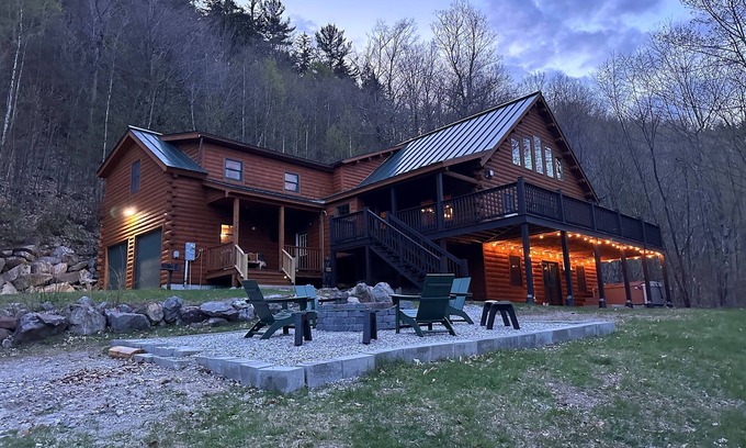 Sunday River Area Cabin | Large Mtn Cabin HotTub+GameRm Mins to Sunday River