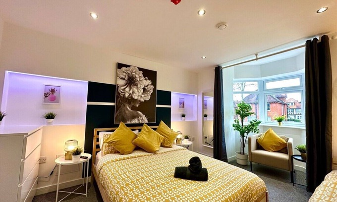 Winton House | Large NEW 4 bedroom house Sleeps 12 Accepts Groups