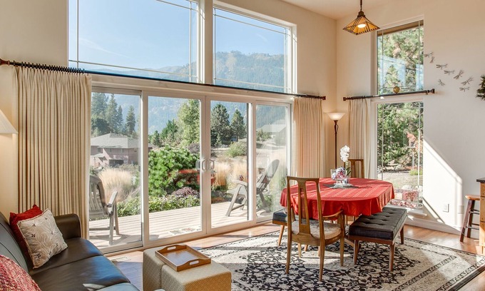 Leavenworth House | Large Pet Friendly Home- Walkable to Downtown!