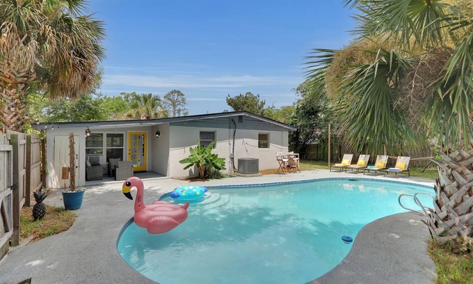 Southside House | Large Pool🐬Billiards🎱Hammock & Grill 🔥Mural🦋Comfy Mattresses🔥Sleeps 10!