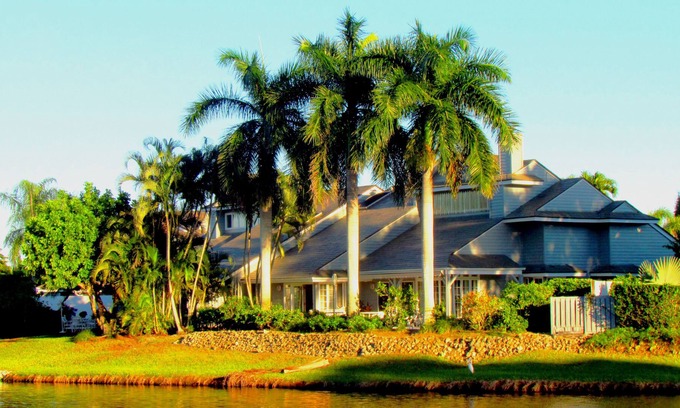 Pelican Bay Villa | Large Private Villa & Pool in Pelican Bay on Lake
