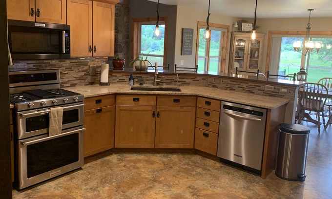 Oshkosh House | Large Ranch Style Home- 2 minutes to EAA & Oshkosh Attractions!