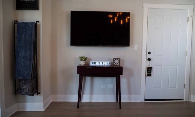 Forest Park Apartment | Large Renovated 1st FL Suite Forest Park/Oak Park