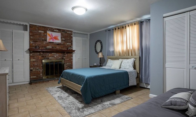 Stamford House | Large Room in shared 2 Bed 1 Bath Cozy Apartment!