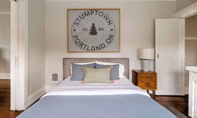 Belmont Apartment | Large SE Apartment Walk to Eats 1BR Sleeps 4