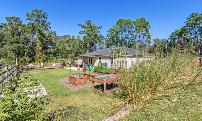 Westside House | Large Serene Fenced Yard |Firepit |Dogs Ok| Herb Garden