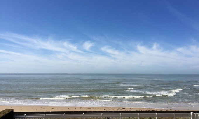 Pornichet Apartment | LARGE SOUTH-FACING 4-BEDROOM APARTMENT WITH DIRECT BEACH ACCESS