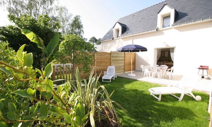 Baden House | Large south-facing terrace in the heart of the Gulf of Morbihan, enclosed garden