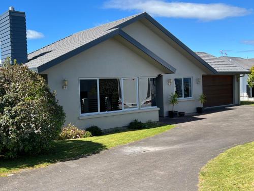 Nukuhau House | Large stand alone home with two living areas.