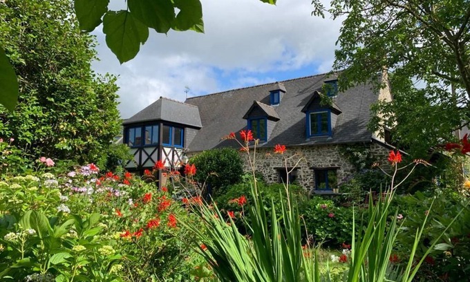 Roz-Landrieux House | Large stone house in a green setting