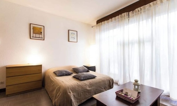 Secteur 2 Apartment | Large studio in historic district 1 TVA