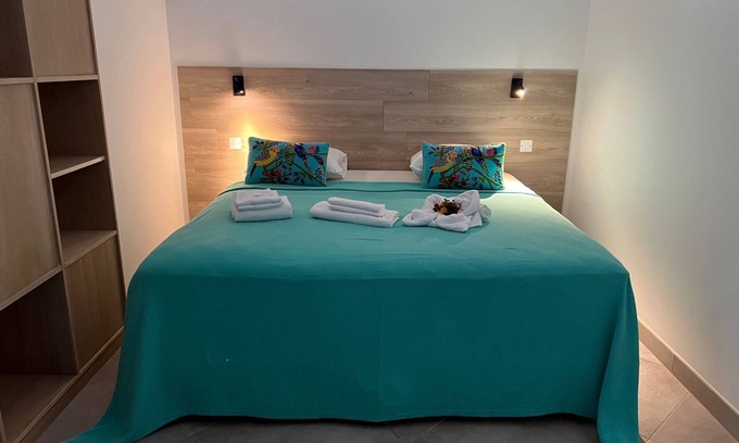 Serra-di-Ferro Apartment | Large studio, KingSize bed, 5 minutes from the beach