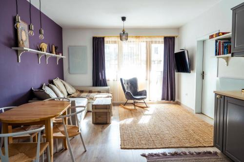 Shiligarnika Apartment | Large Stylish 2-bedroom apt, 2min walk to ski path, 7-8min walk to gondola