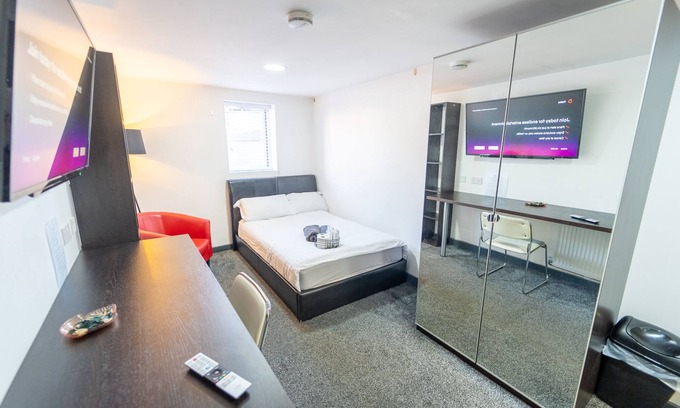 Selly Oak Apartment | Large top floor studio close to QE!