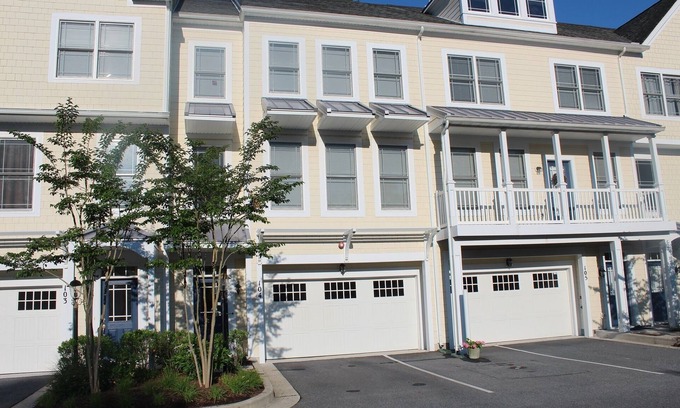 Glen Riddle House | Large Townhouse in Gated Resort Community: 4 Bedrooms and 3 1/2 Baths