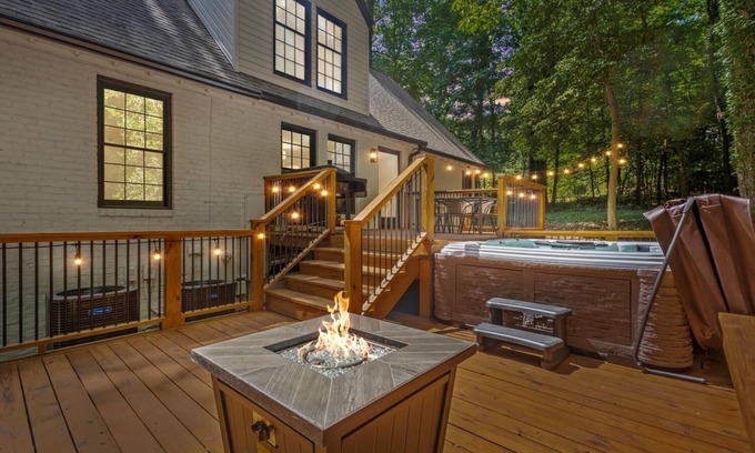 Greenville - Spartanburg House | Large Upscale Paris Mountain Home with a Hot Tub