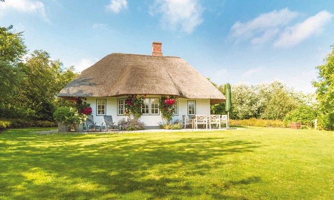 Munkmarsch Cottage | Large whale from A&M - Large whale