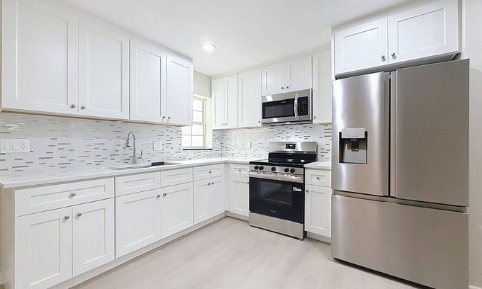 Largo House | Largo 7BR 4BA Sunny Shores Getaway