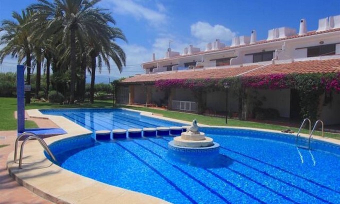 Molinell House | Las Ranas Townhouse by COSTABLANCARENT