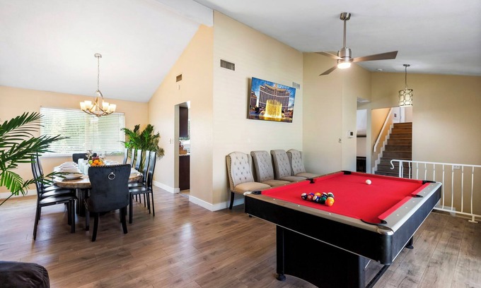 Las Vegas House | Las Vegas Family 5BR Home-6Beds,w/Pool,BBQ,Projector,Billiards,Towels,Essentials