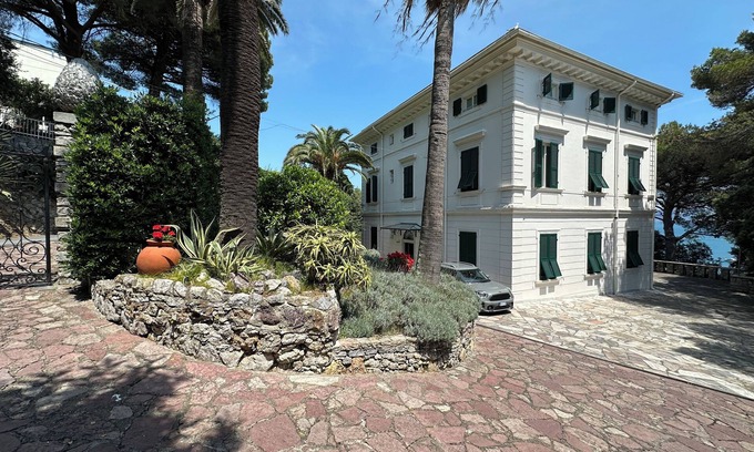 Portovenere Villa | * LAST MINUTE * Villa Doria 10P by VILLASRETREATS, Waterfront, A/C near 5Terre