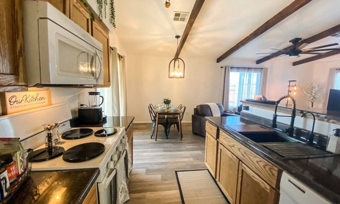 Yuma House | Laura Way · Peaceful, 3BR+King Home W/BBQ, Fire Pit & Huge TV!