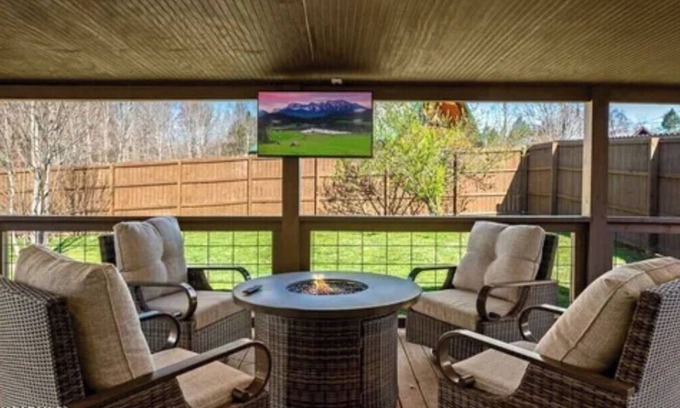 Gatlinburg - Pigeon Forge Cottage | Laurelwood Retreat: RENTS TO FOUR ONLY, Beautiful View of Cove Mountain.