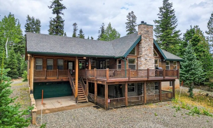 Meadow View Heights Cabin | Lava Lodge - Near UTV Trails sleeps 10