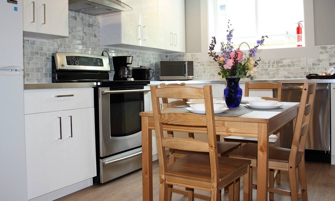 Sardis House | Lavender House - Modern guesthouse in Sardis
