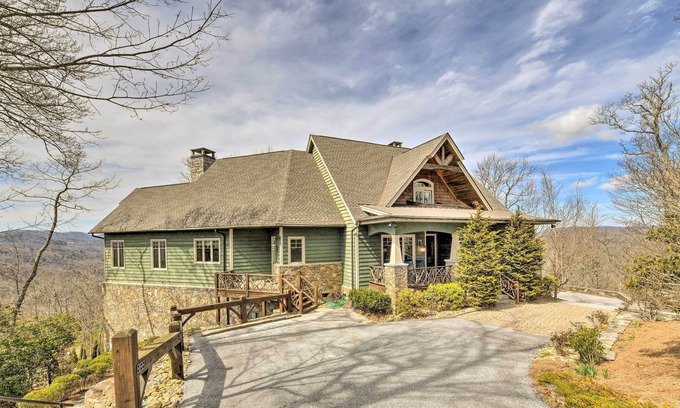 Cashiers Cottage | Lavish Mountaintop Lodge: Deck w/ Stunning Views!