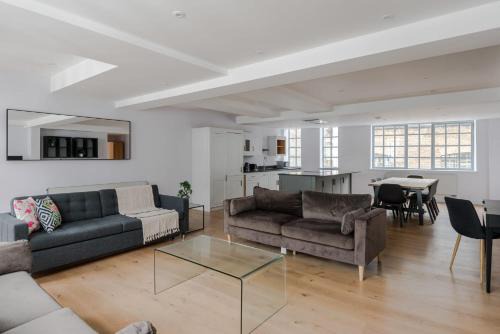 Clerkenwell Apartment | Law & Order - Farringdon - by Frankie Says