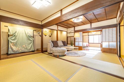 Nara House | Lax奈良 電動自転車無料 東大寺 奈良公園近く 最大12名 和モダン貸切古民家 無料駐車4台